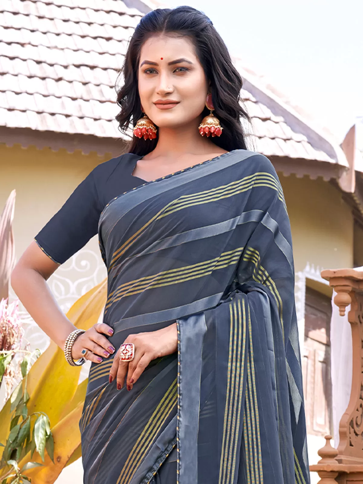 Odette Women Grey Saree With Blouse Piece