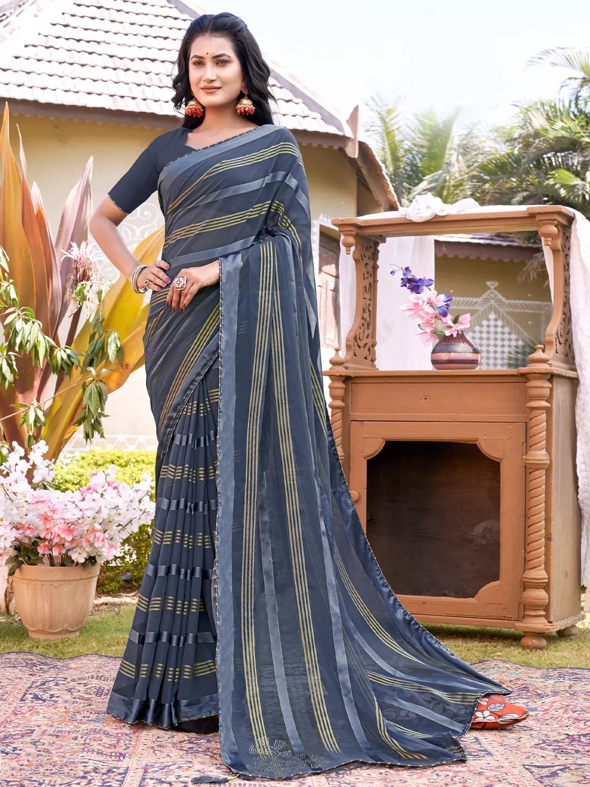 Odette Women Grey Saree With Blouse Piece